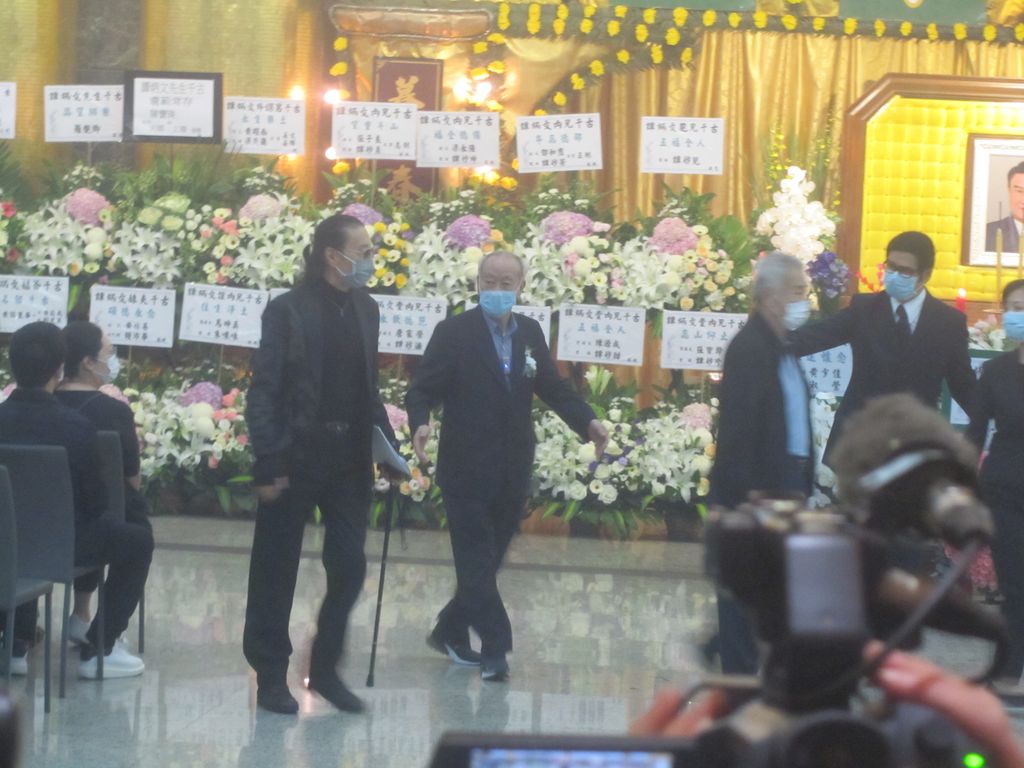 著名演員謝賢前往殯儀館的情況
